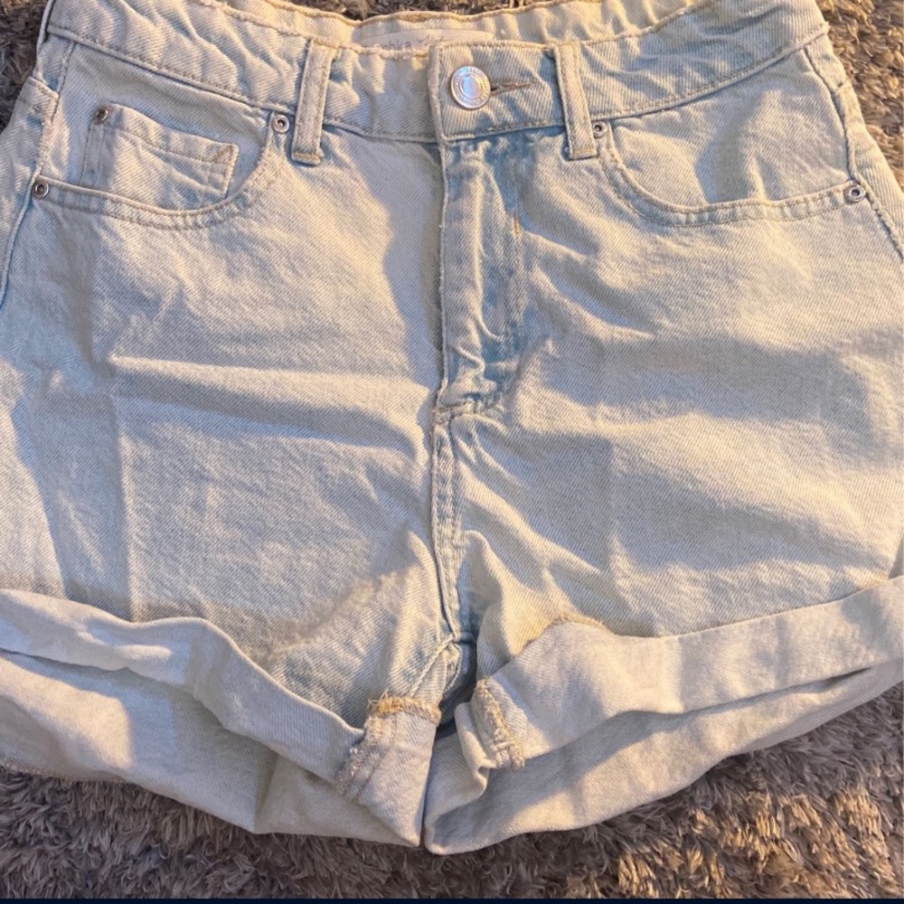 LIGHT WASHED JEAN SHORTS
